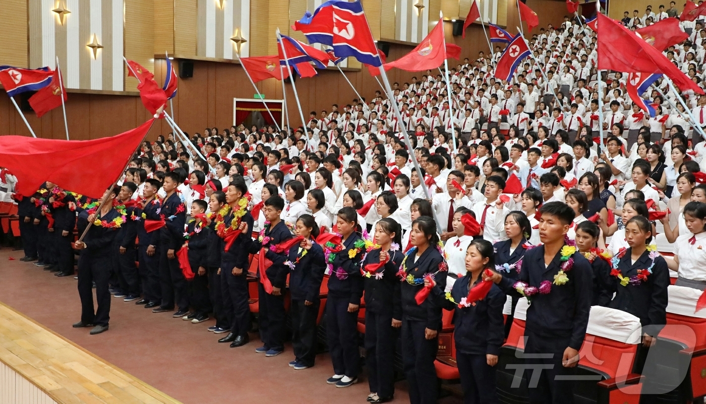 (평양 노동신문=뉴스1) = 북한 노동당 기관지 노동신문은 20일 자강도 청년들의 충성과 애국심을 조명하며 "자강도의 청년들이 사회주의 건설의 어렵고 힘든 초소들에 또다시 탄원(자 …