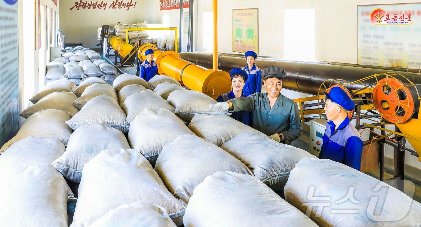 (평양 노동신문=뉴스1) = 북한 노동당 기관지 노동신문은 20일 "농사를 함께 책임졌다는 자각 안고 생산을 다그치고있다"며 삭주군유기질복합비료공장을 조명했다. [국내에서만 사용가 …
