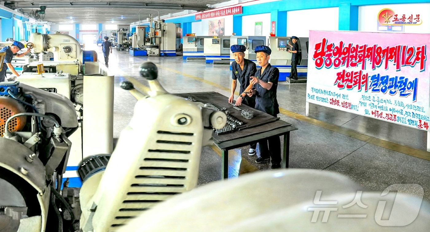 (평양 노동신문=뉴스1) = 북한 노동당 기관지 노동신문은 20일 "자력갱생의 기치높이 생산에서 혁신을 일으켜간다"며 평양무궤도전차공장을 조명했다. [국내에서만 사용가능. 재배포 …