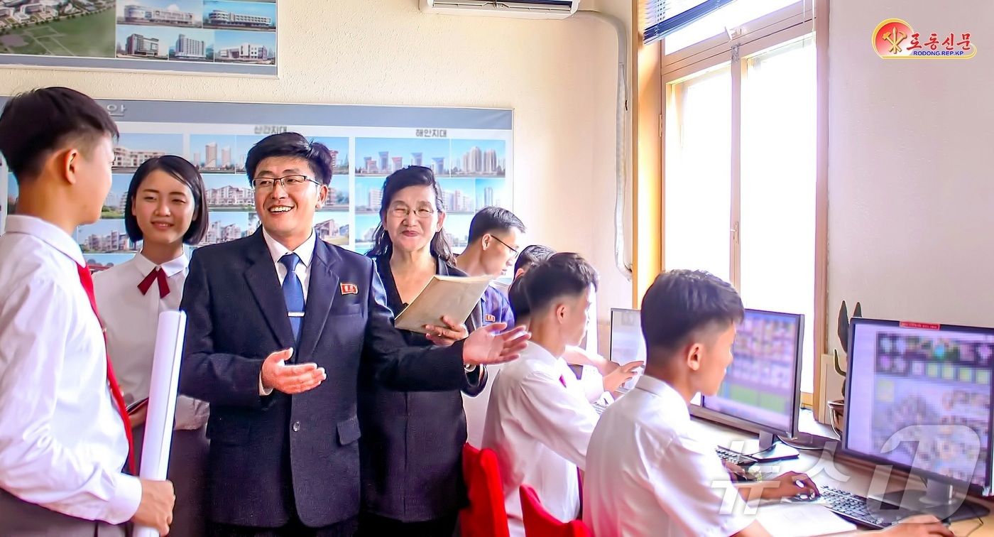 (평양 노동신문=뉴스1) = 북한 노동당 기관지 노동신문은 20일 "주체건축을 떠메고나갈 쟁쟁한 인재들이 자란다"며 평양건축대학을 조명했다. [국내에서만 사용가능. 재배포 금지. …