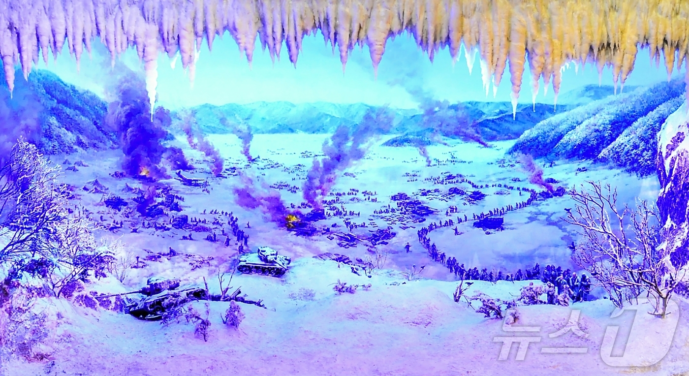 (평양 노동신문=뉴스1) = 북한 노동당 기관지 노동신문은 20일 "미제의 가련한 몰골을 보여주는 걸작"이라며 인민상계관작품 소형반경화 '장진호반전투'를 소개했다. [국내에서만 사 …