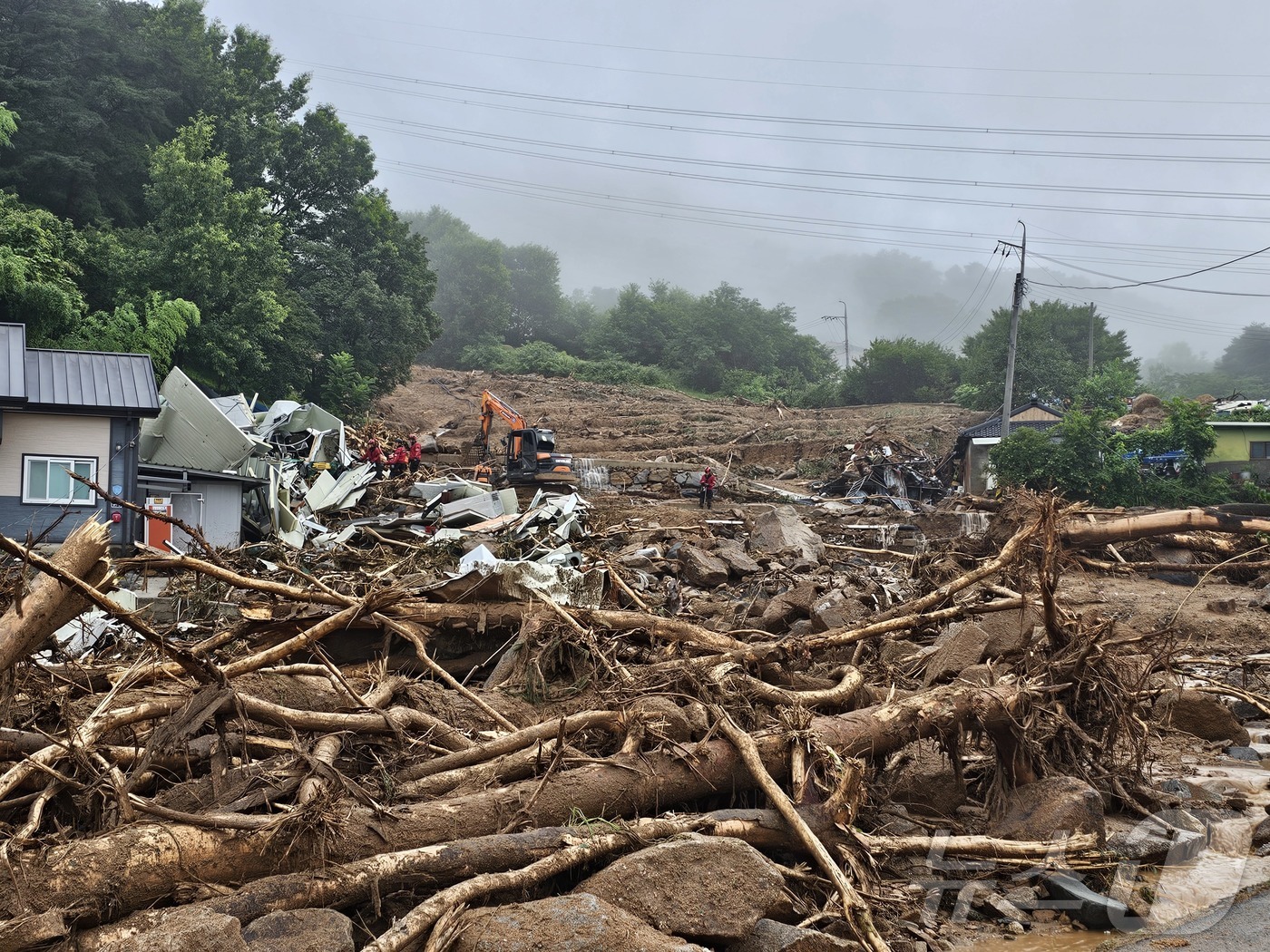 (산청=뉴스1) 한송학 기자 = 20일 오전 경남 산청군 산청읍 부리마을 산사태 현장에서 소방대원 등 관계자들이 실종자 수색 작업을 이어가고 있다. 2025.7.20/뉴스1