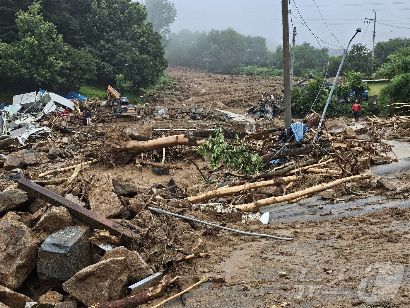 본문 이미지 - 20일 오전 경남 산청군 산청읍 부리 산사태 현장에서 소방대원 등 관계자들이 실종자 수색 작업을 하고 있다. 2025.7.20/뉴스1 ⓒ News1 한송학 기자