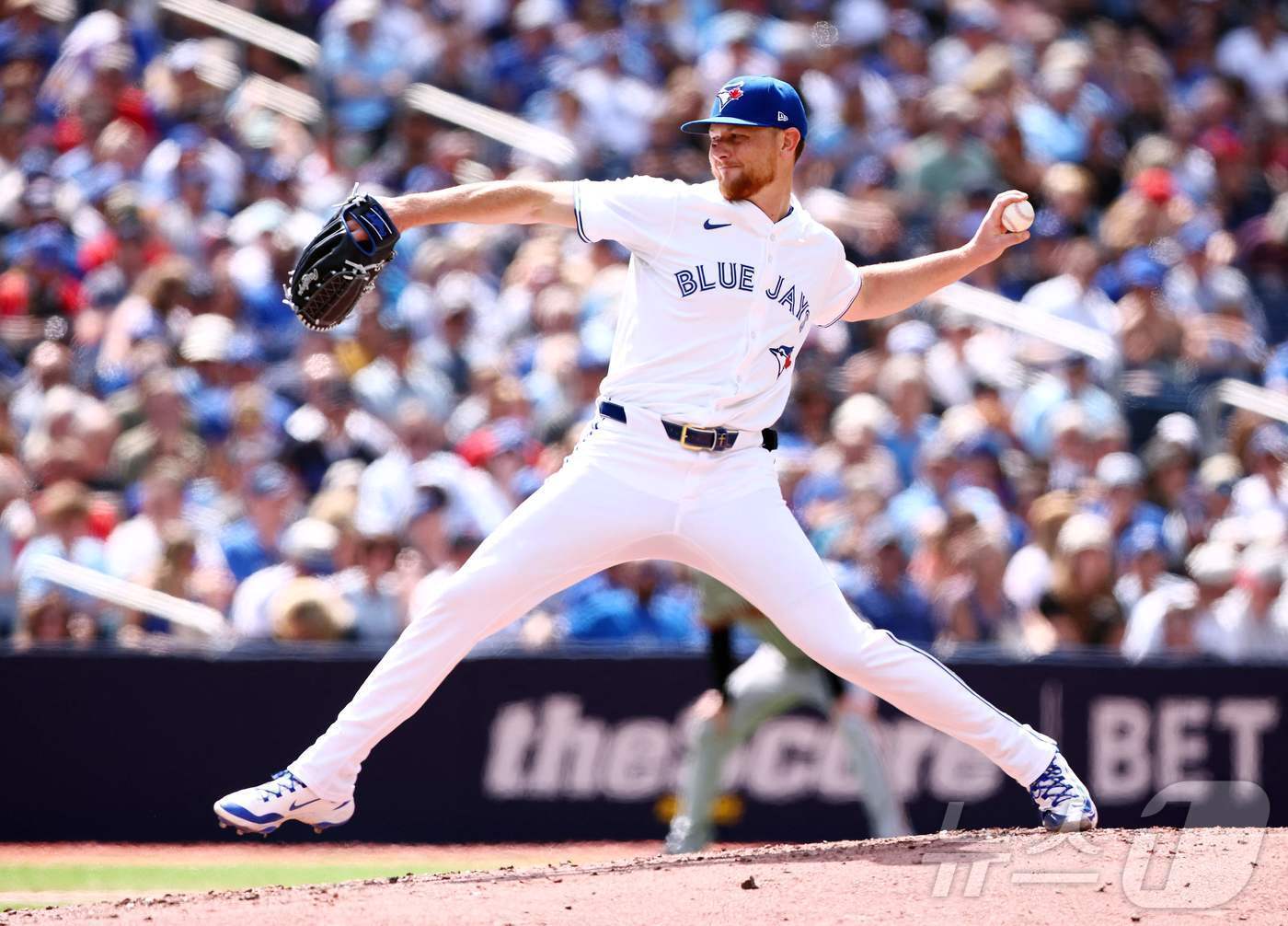 본문 이미지 - 토론토 블루제이스 투수 에릭 라우어가 20일&#40;한국시간&#41; 열린 2025 메이저리그 샌프란시스코 자이언츠전에서 6이닝을 2실점으로 막고 시즌 5승째를 거뒀다. ⓒ AFP=뉴스1