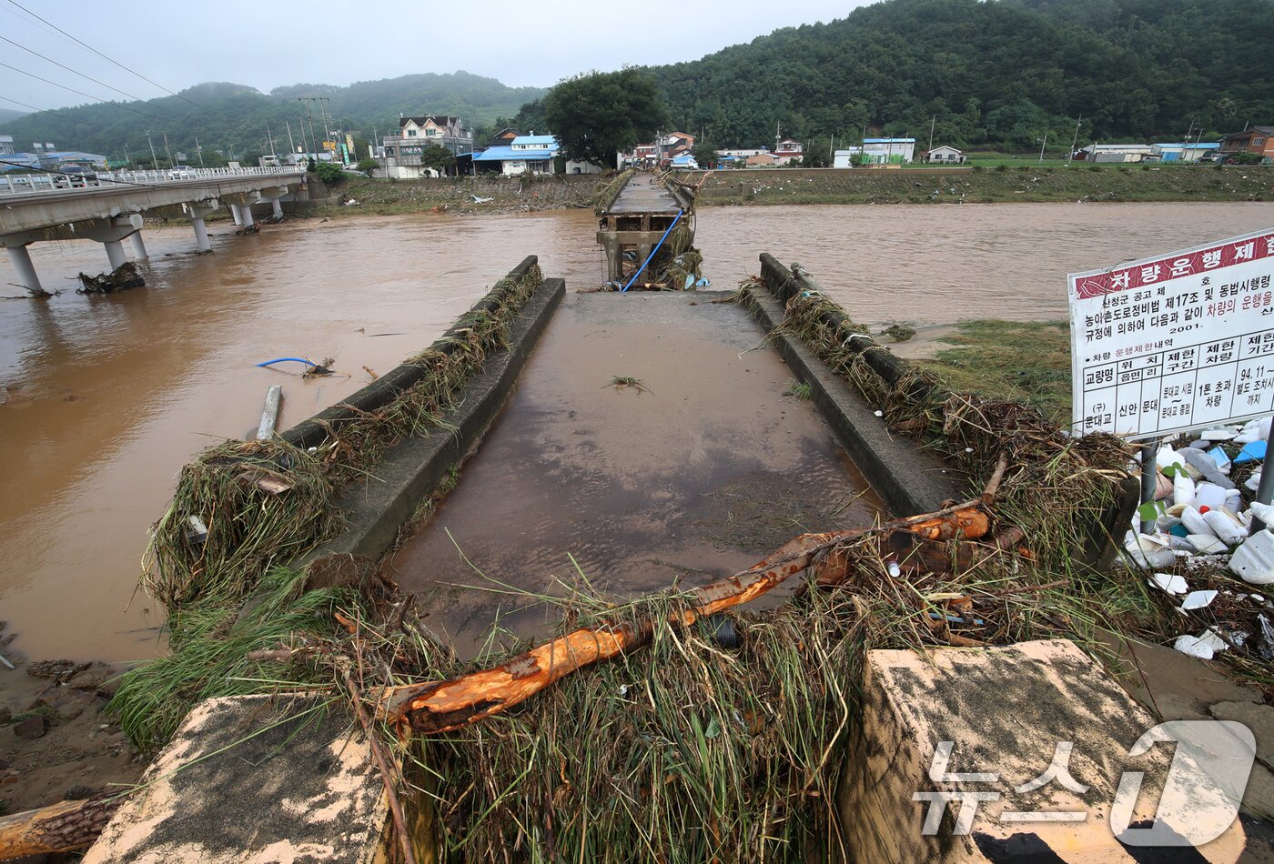 본문 이미지 - 20일 경남 산청군 신안면 문대교가 폭우로 인해 붕괴돼 있다. 2025.7.20/뉴스1 ⓒ News1 윤일지 기자