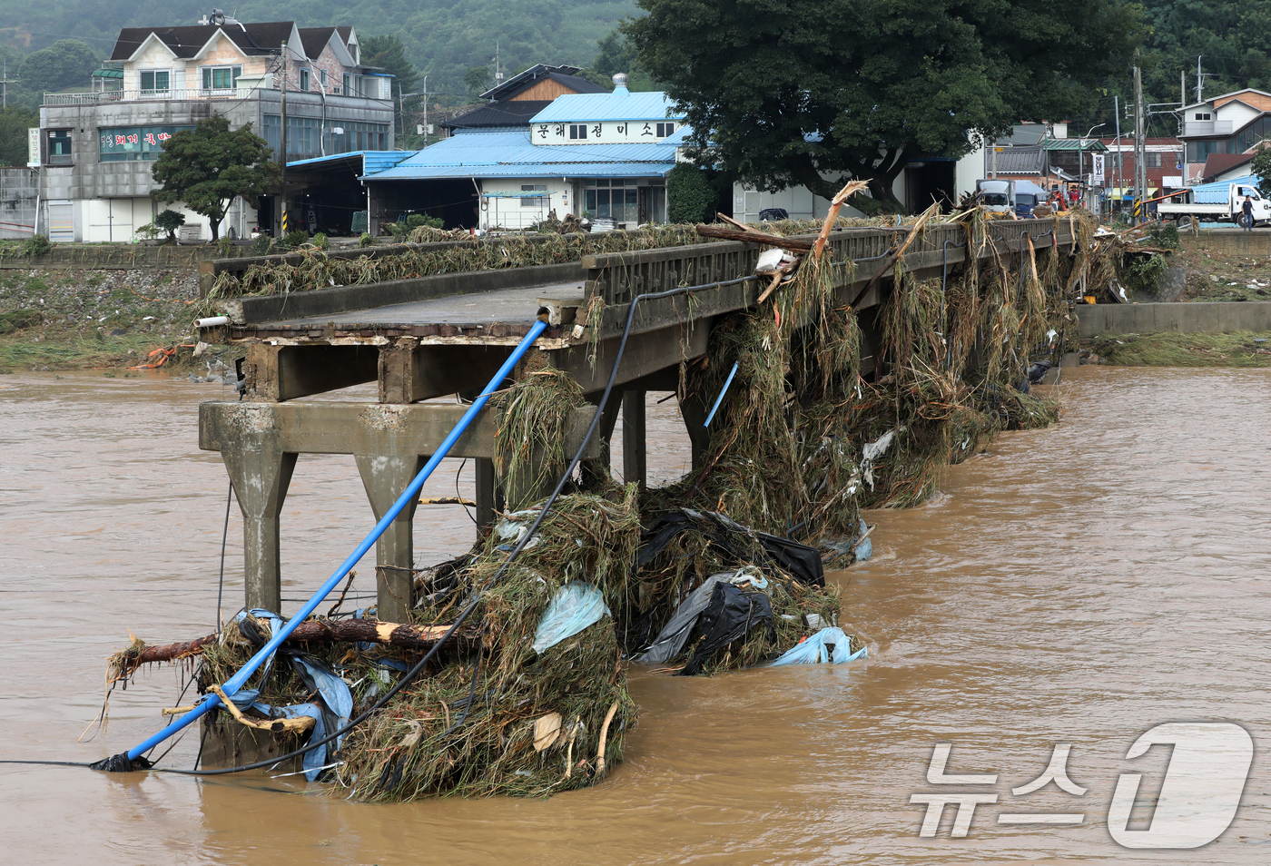 (산청=뉴스1) 윤일지 기자 = 20일 경남 산청군 신안면 문대교가 폭우로 인해 붕괴돼 있다.  2025.7.20/뉴스1