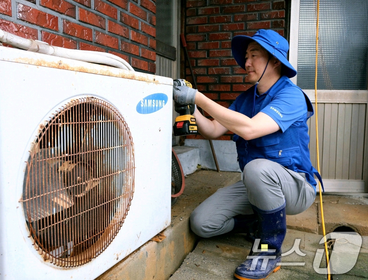 (서울=뉴스1) = 삼성전자서비스가 18일부터 집중 호우로 피해를 입은 충청남도 예산군, 아산시 일대에 '수해 복구 특별 서비스팀'을 파견하며 지원 활동에 나섰다.'수해 복구 특별 …