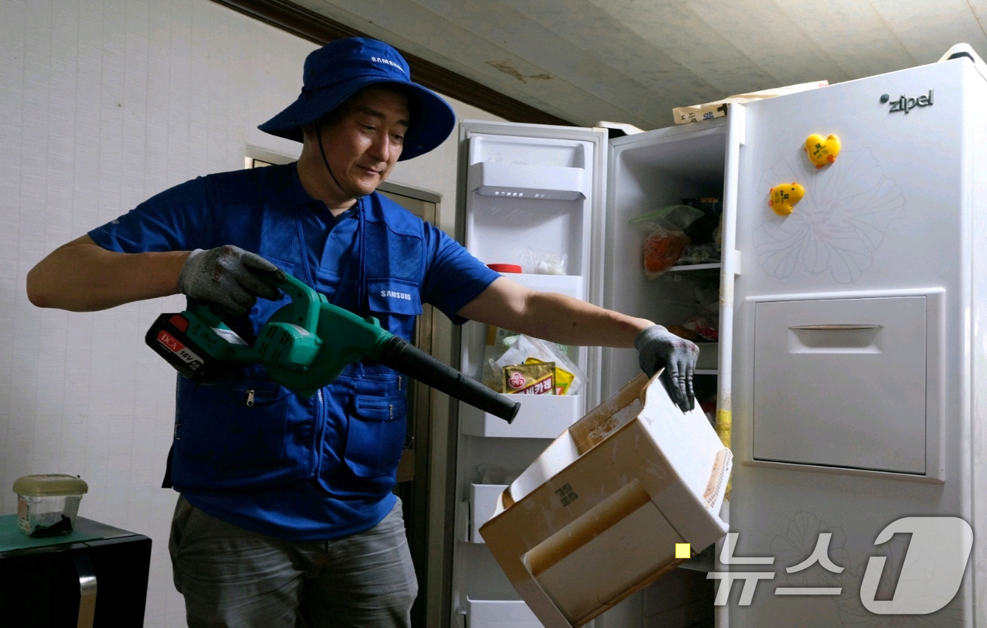 (서울=뉴스1) = 삼성전자서비스가 18일부터 집중 호우로 피해를 입은 충청남도 예산군, 아산시 일대에 '수해 복구 특별 서비스팀'을 파견하며 지원 활동에 나섰다.'수해 복구 특별 …