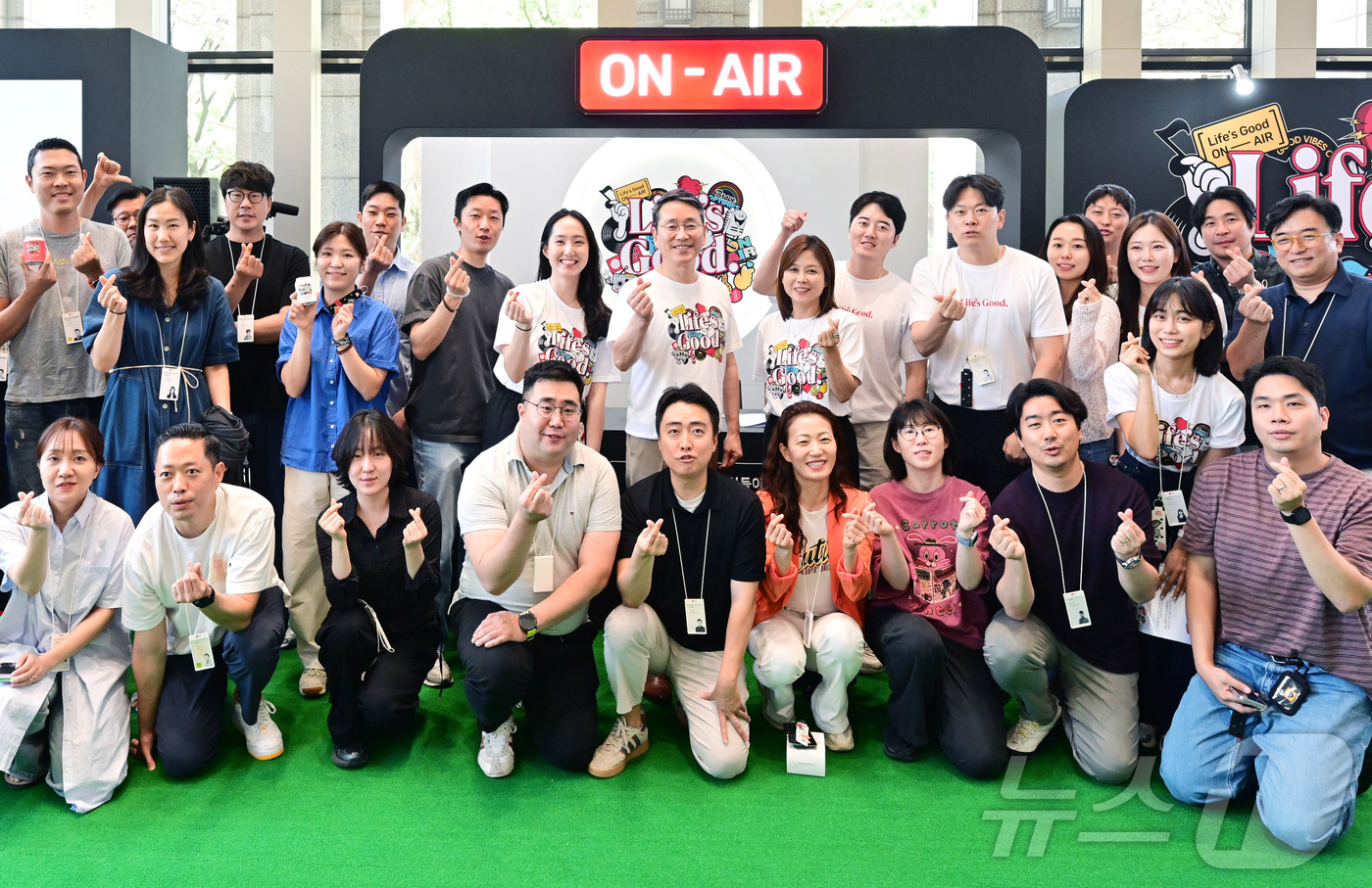(서울=뉴스1) 허경 기자 = LG전자가 국내 11개 사업장에서 임직원을 대상으로 'Life’s Good ON AIR(지금, 우리가 하는 모든 일들이 LG전자 브랜드를 만듭니다)’ …