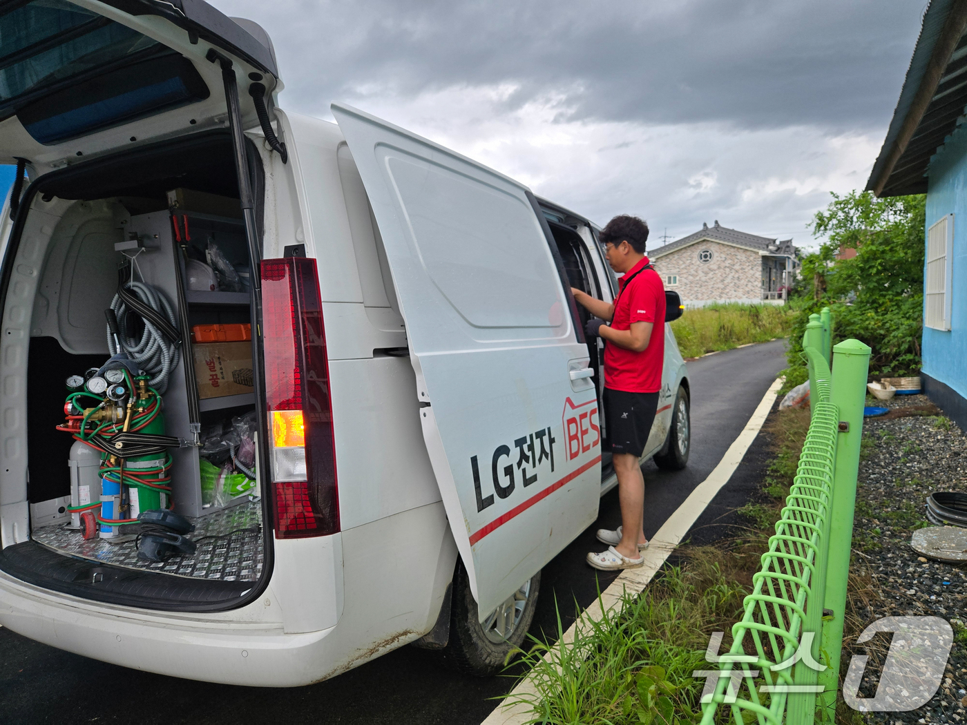 (서울=뉴스1) = LG전자가 장비를 갖춘 수해 서비스 대응 차량을 동원해 집중 호우로 피해를 입은 가구의 제품 세척·수리·부품 교체 등을 지원하고 있다. 사진은 충청남도 예산군에 …