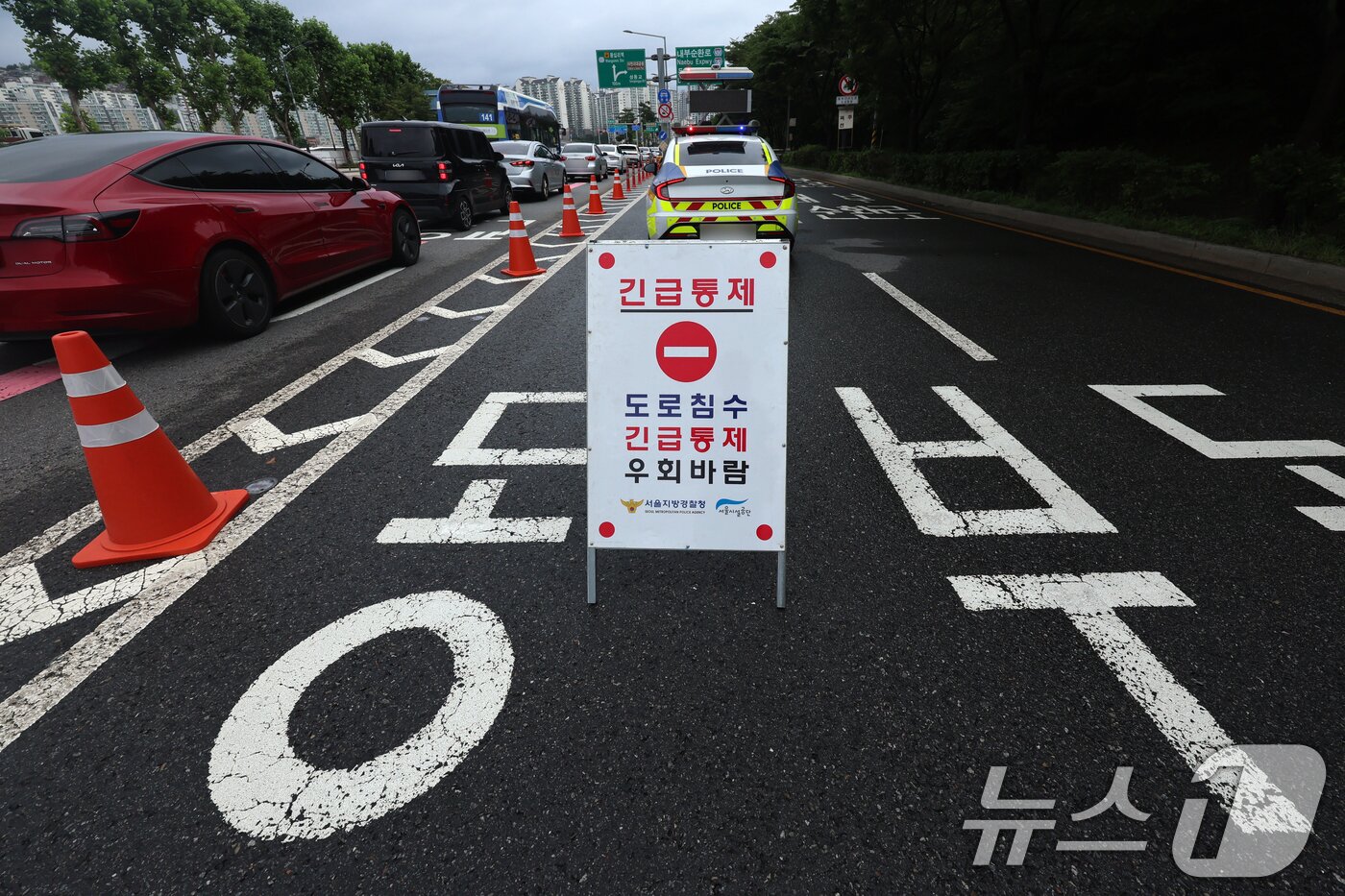 본문 이미지 - 경기 북부 지역에 내린 집중 호우로 서울 중랑천 수위가 상승한 20일 오전 서울 성동구 동부간선도로 성수JC 입구가 통제돼 있다.  2025.7.20/뉴스1 ⓒ News1 황기선 기자
