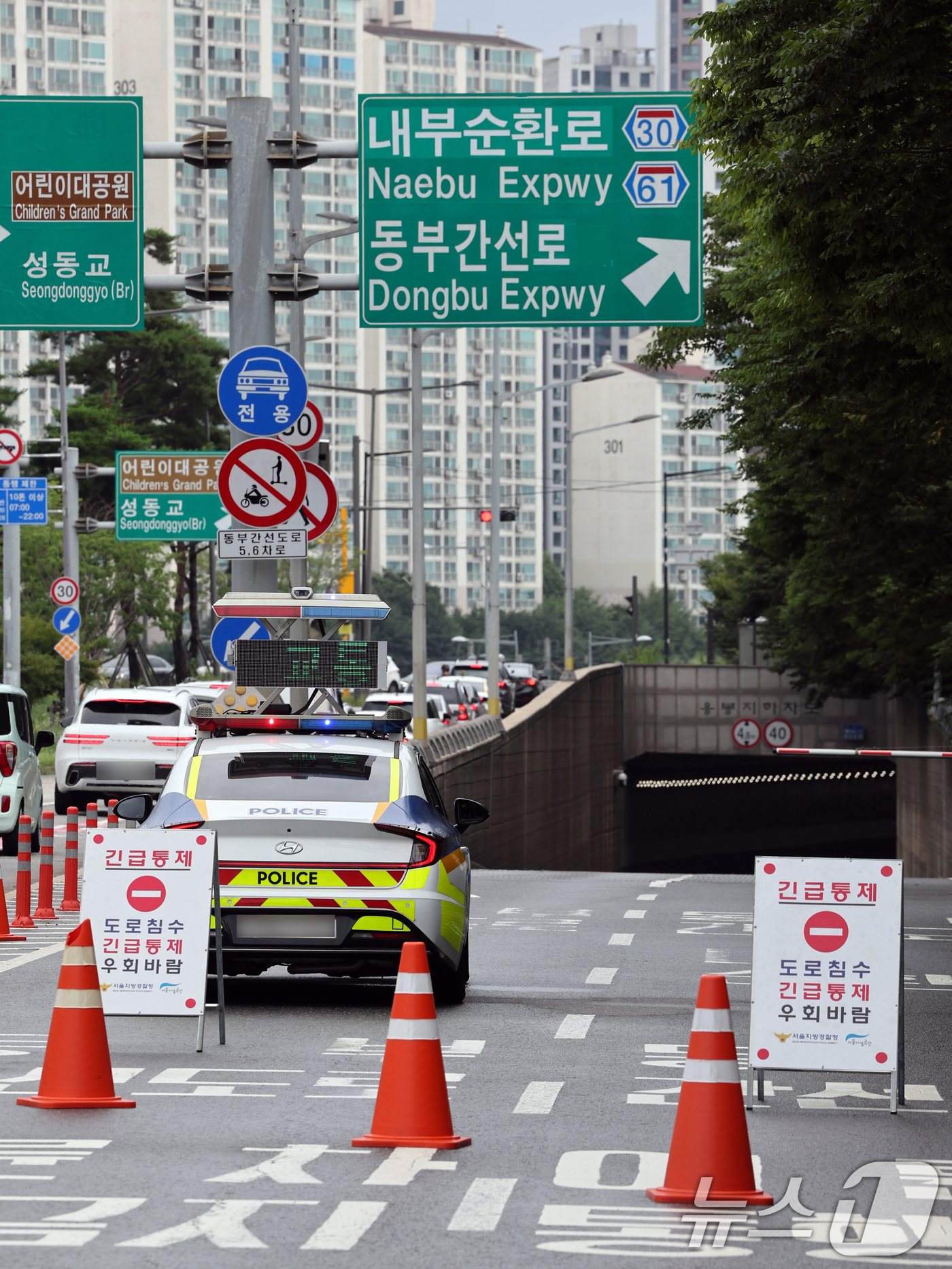 (서울=뉴스1) 황기선 기자 = 경기 북부 지역에 내린 집중 호우로 서울 중랑천 수위가 상승한 20일 오전 서울 성동구 동부간선도로 성수JC 입구가 통제돼 있다.서울시는 이날 오전 …