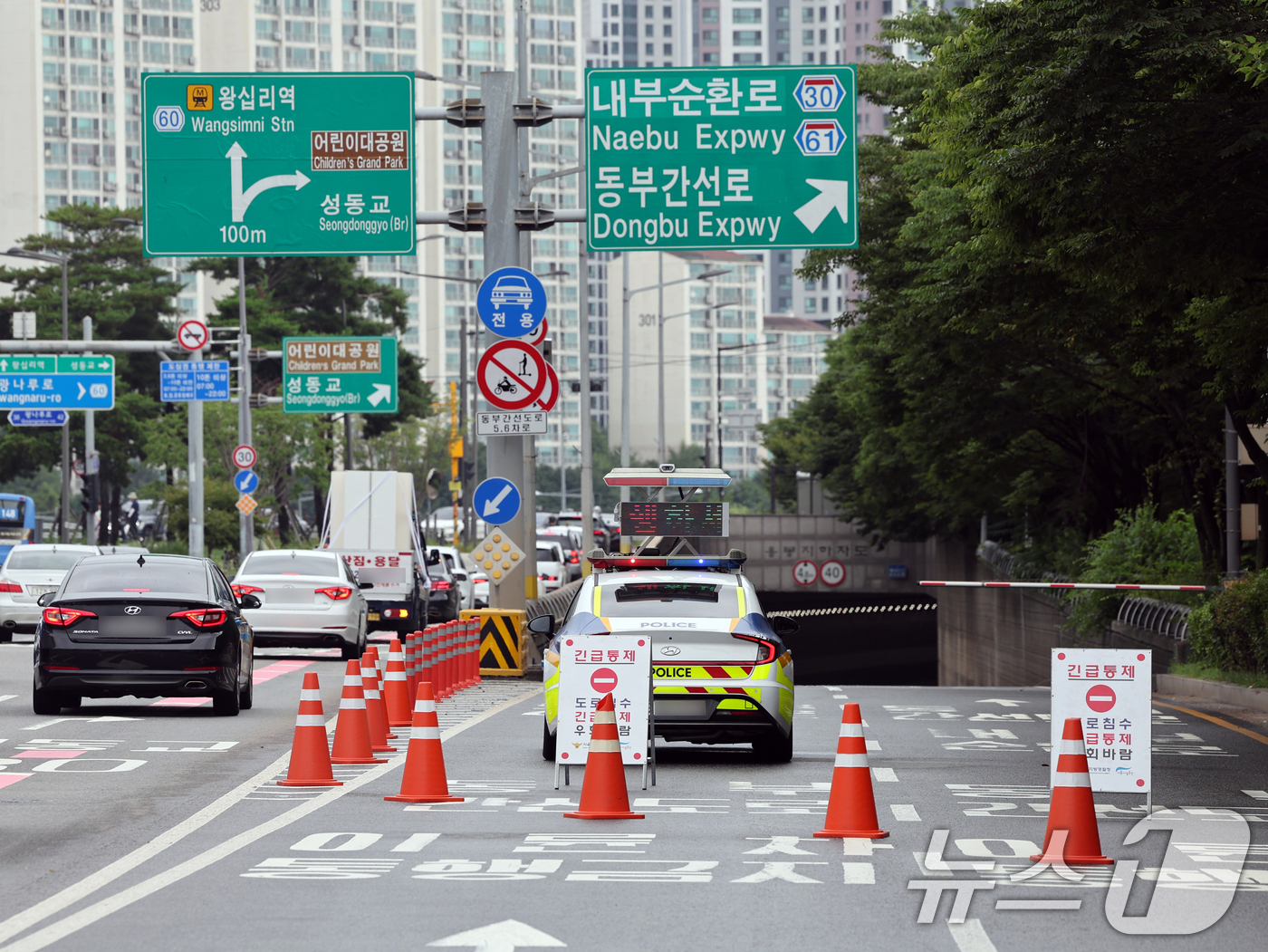 (서울=뉴스1) 황기선 기자 = 경기 북부 지역에 내린 집중 호우로 서울 중랑천 수위가 상승한 20일 오전 서울 성동구 동부간선도로 성수JC 입구가 통제돼 있다.서울시는 이날 오전 …