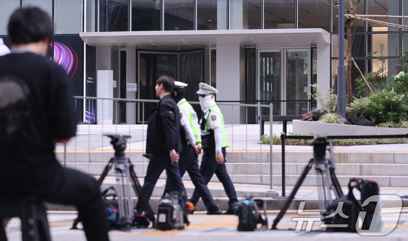 (서울=뉴스1) 박지혜 기자 = 20일 서울 종로구 김건희 특검팀(민중기 특별검사) 사무실 앞에서 취재진이 대기하고 있다.이날 '건진법사 청탁 의혹'의 주요 피의자인 통일교 전 간 …
