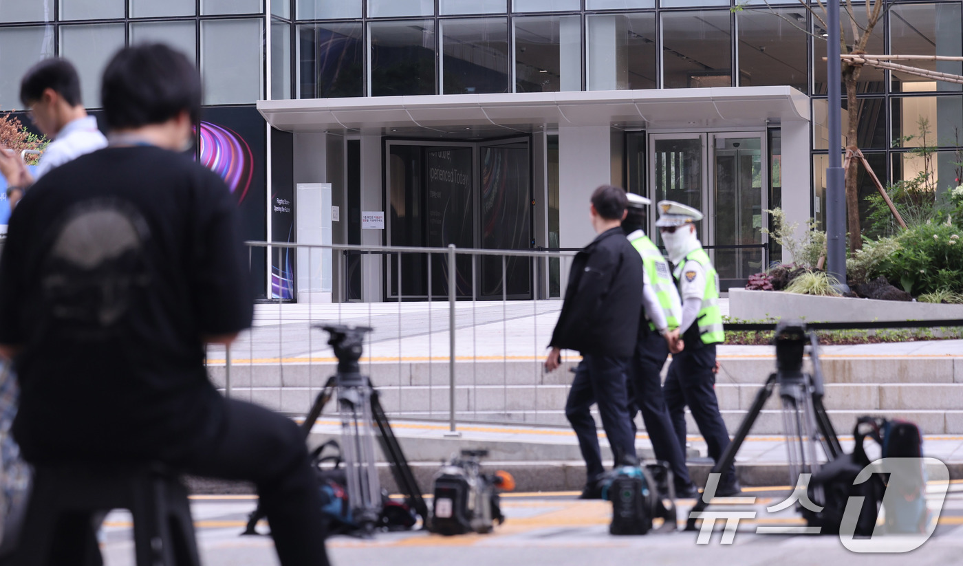 (서울=뉴스1) 박지혜 기자 = 20일 서울 종로구 김건희 특검팀(민중기 특별검사) 사무실 앞에서 취재진이 대기하고 있다.이날 '건진법사 청탁 의혹'의 주요 피의자인 통일교 전 간 …