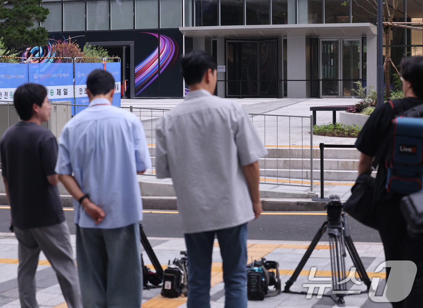 (서울=뉴스1) 박지혜 기자 = 20일 서울 종로구 김건희 특검팀(민중기 특별검사) 사무실 앞에서 취재진이 대기하고 있다.이날 '건진법사 청탁 의혹'의 주요 피의자인 통일교 전 간 …