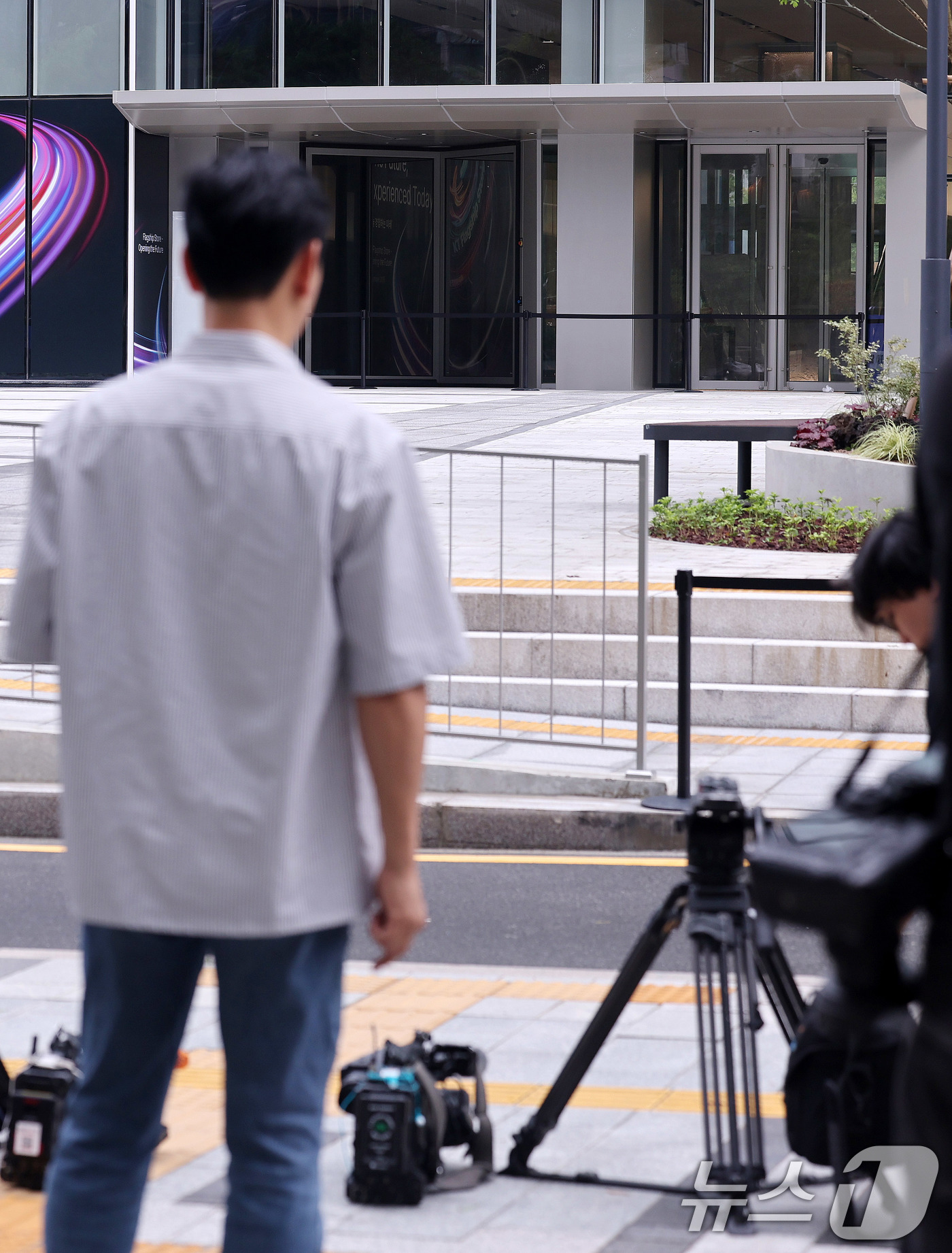 (서울=뉴스1) 박지혜 기자 = 20일 서울 종로구 김건희 특검팀(민중기 특별검사) 사무실 앞에서 취재진이 대기하고 있다.이날 '건진법사 청탁 의혹'의 주요 피의자인 통일교 전 간 …