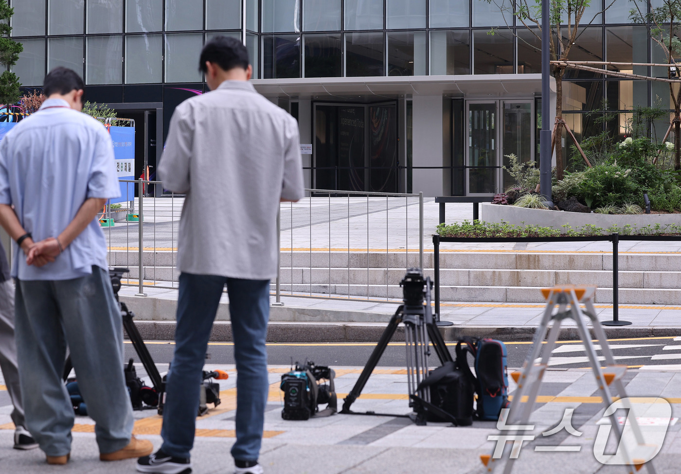 (서울=뉴스1) 박지혜 기자 = 20일 서울 종로구 김건희 특검팀(민중기 특별검사) 사무실 앞에서 취재진이 대기하고 있다.이날 '건진법사 청탁 의혹'의 주요 피의자인 통일교 전 간 …