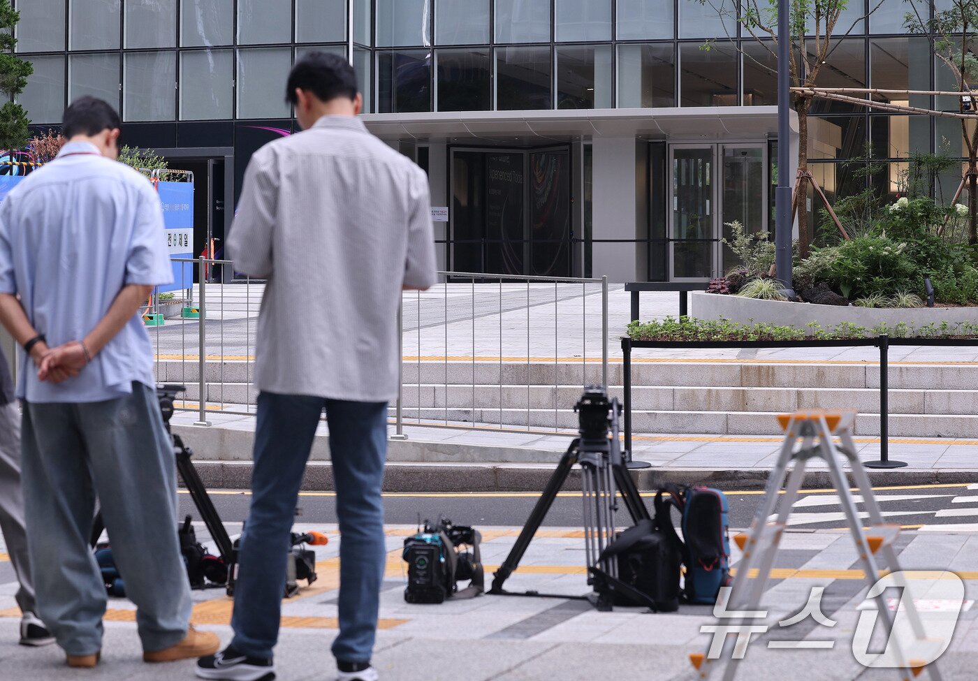 본문 이미지 - 20일 서울 종로구 김건희 특검팀(민중기 특별검사) 사무실 앞에서 취재진이 대기하고 있다. 2025.7.20/뉴스1 ⓒ News1 박지혜 기자