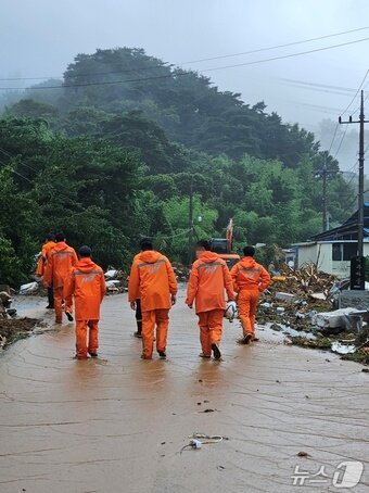 본문 이미지 - 산청군 부리마을 실종자 수색 작업을 위해 이동하는 소방관들. 2025.7.20/뉴스1 한송학기자