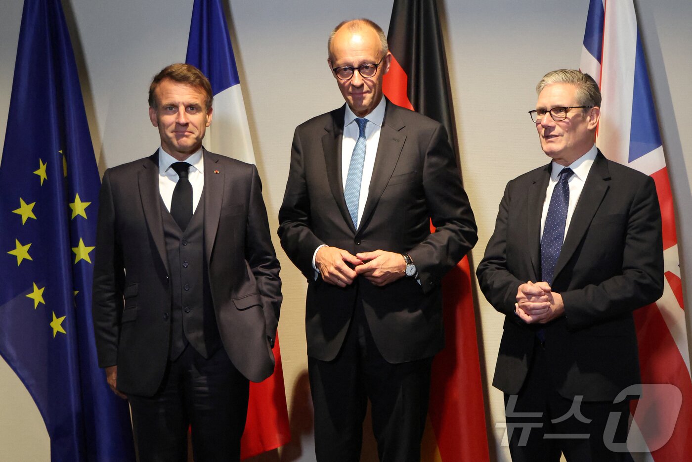 본문 이미지 - 왼쪽부터 에마뉘엘 마크롱 프랑스 대통령, 프리드리히 메르츠 독일 총리, 키어 스타머 영국 총리가 6월 24일 네덜란드 헤이그에서 모여 회담한 뒤 기념촬영을 하고 있다. 2025.6.24 ⓒ 로이터=뉴스1 ⓒ News1 강민경 기자