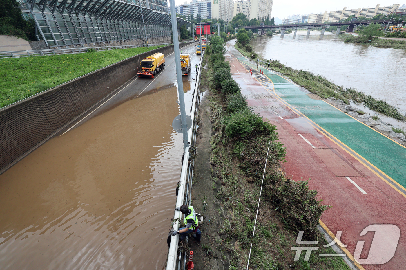 (서울=뉴스1) 황기선 기자 = 경기 북부 지역에 내린 집중 호우로 서울 중랑천 수위가 상승한 20일 오전 서울 노원구 월계1교 인근 동부간선도로에서 서울시설관리공단 관계자들이 도 …