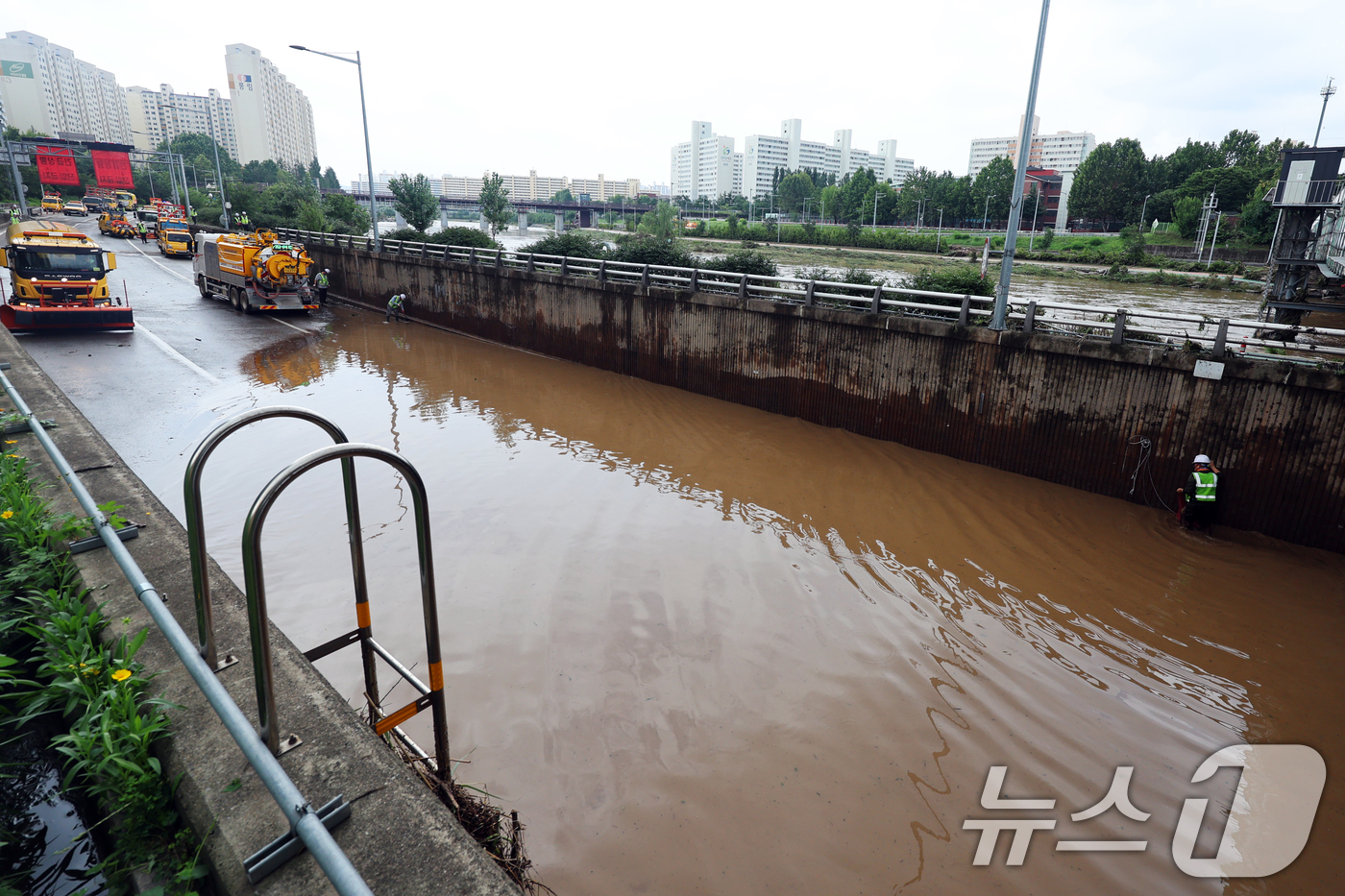 (서울=뉴스1) 황기선 기자 = 경기 북부 지역에 내린 집중 호우로 서울 중랑천 수위가 상승한 20일 오전 서울 노원구 월계1교 인근 동부간선도로에서 서울시설관리공단 관계자들이 도 …