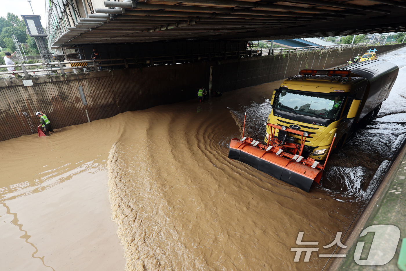 (서울=뉴스1) 황기선 기자 = 경기 북부 지역에 내린 집중 호우로 서울 중랑천 수위가 상승한 20일 오전 서울 노원구 월계1교 인근 동부간선도로에서 서울시설관리공단 관계자들이 도 …