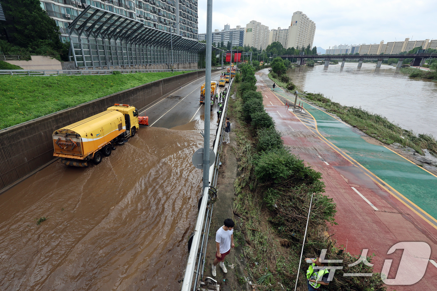 (서울=뉴스1) 황기선 기자 = 경기 북부 지역에 내린 집중 호우로 서울 중랑천 수위가 상승한 20일 오전 서울 노원구 월계1교 인근 동부간선도로에서 서울시설관리공단 관계자들이 도 …