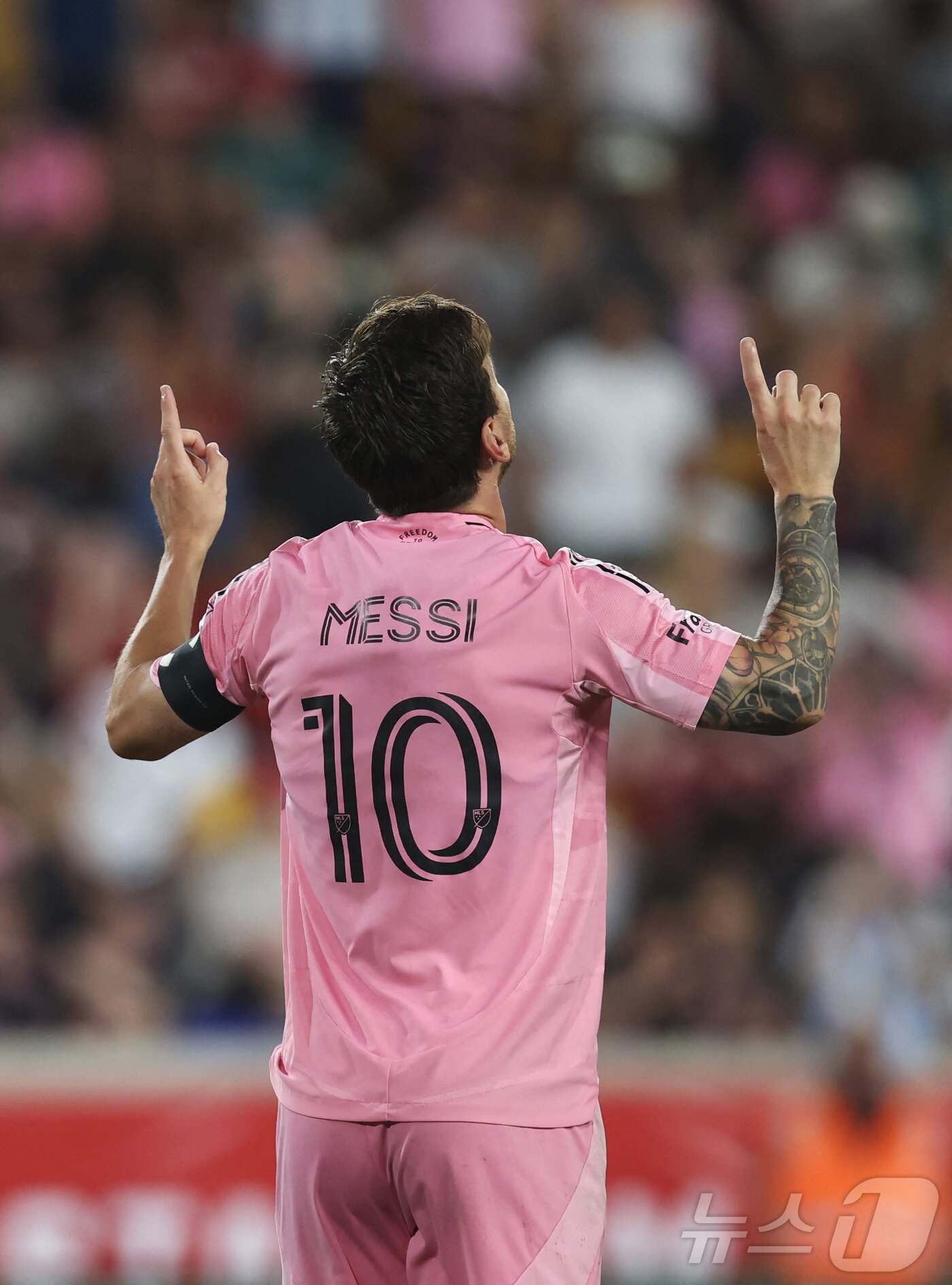 본문 이미지 - 리오넬 메시가 20일(한국시간) 열린 2025 MLS 뉴욕 레드불스와 원정 경기에서 2골 1도움을 기록해 인터 마이애미의 5-1 대승을 견인했다. ⓒ AFP=뉴스1