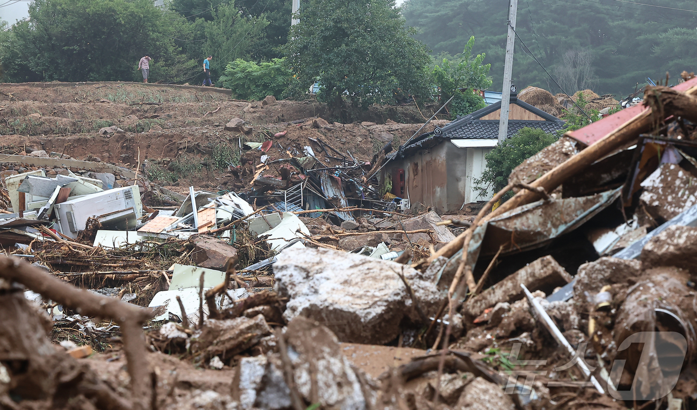 (산청=뉴스1) 김도우 기자 = 20일 오전 경남 산청군 산청읍 부리 산사태 현장에 지난 19일 폭우로 인한 산사태로 토사가 쌓여 있다. 2025.7.20/뉴스1