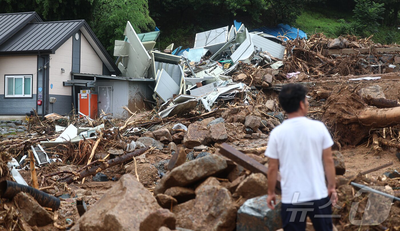 본문 이미지 - 20일 오전 경남 산청군 산청읍 부리 산사태 현장에 지난 19일 폭우로 인한 산사태로 토사가 쌓여 있다. 2025.7.20/뉴스1 ⓒ News1 김도우 기자