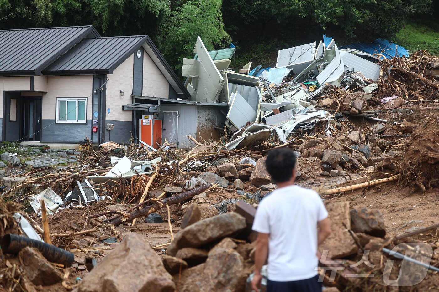 본문 이미지 - 20일 오전 경남 산청군 산청읍 부리 산사태 현장에 지난 19일 폭우로 인한 산사태로 토사가 쌓여 있다. 2025.7.20/뉴스1 ⓒ News1 김도우 기자