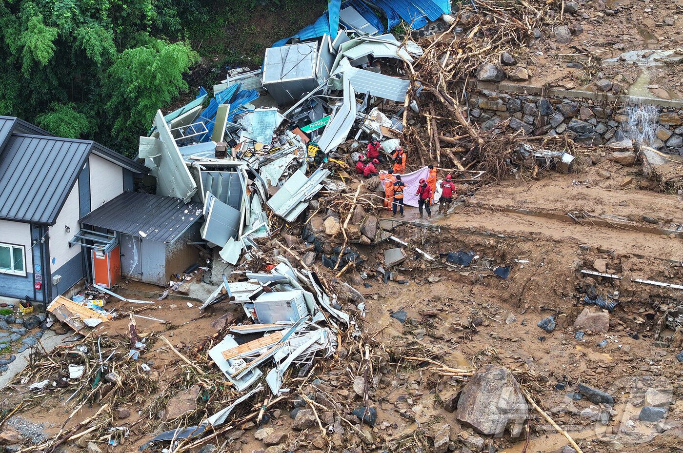 본문 이미지 - 20일 오전 경남 산청군 산청읍 부리 산사태 현장에서 소방대원 등 관계자들이 실종자 수색 작업을 하고 있다. 2025.7.20/뉴스1 ⓒ News1 김도우 기자