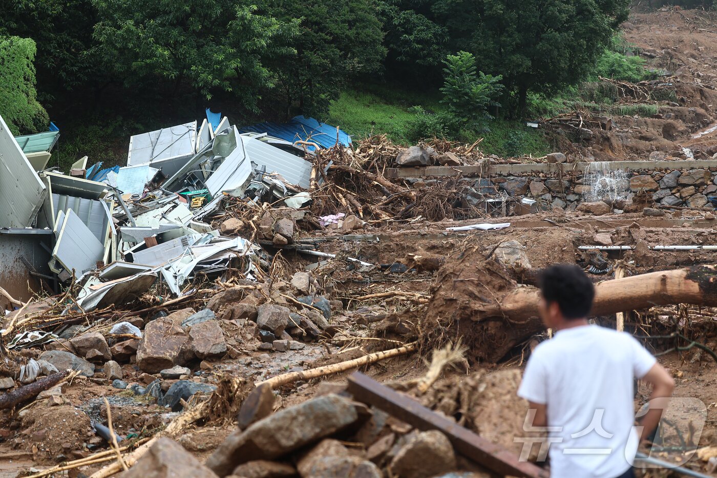 본문 이미지 - 20일 오전 경남 산청군 산청읍 부리 산사태 현장에 지난 19일 폭우로 인한 산사태로 토사가 쌓여 있다. 2025.7.20/뉴스1 ⓒ News1 김도우 기자