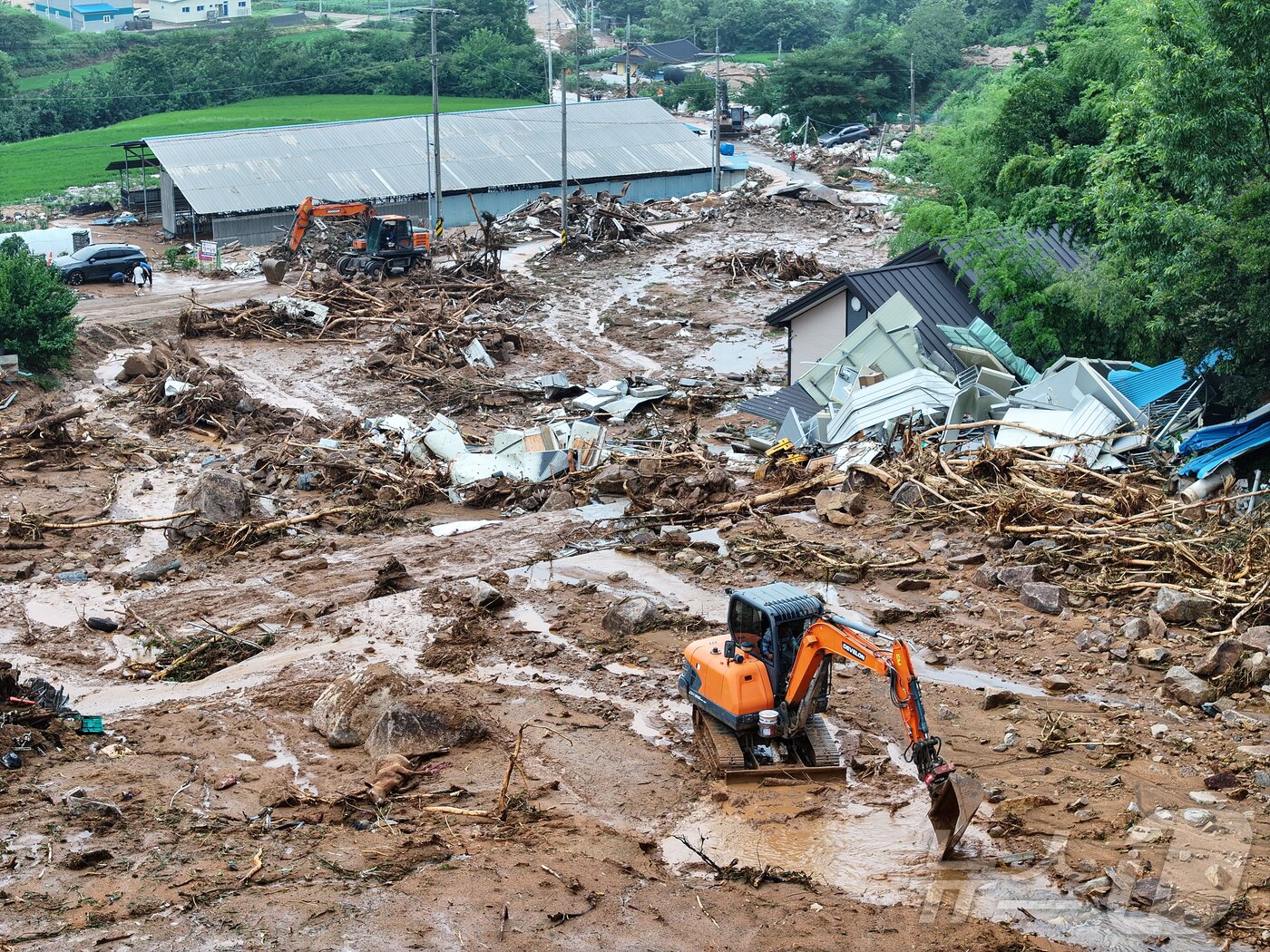 본문 이미지 - 20일 오전 경남 산청군 산청읍 부리 산사태 현장에서 관계자들이 복구 작업을 하고 있다. 2025.7.20/뉴스1 ⓒ News1 김도우 기자
