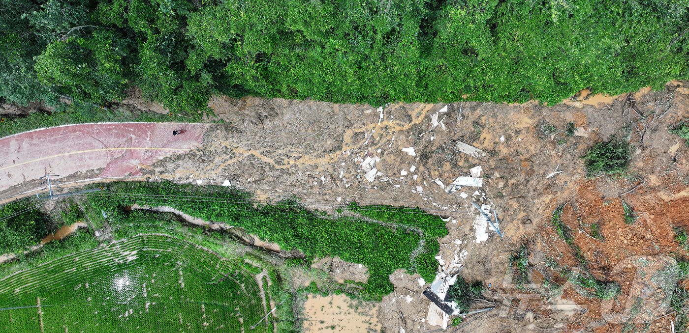 본문 이미지 - 20일 경남 산청군 생비량면 상능마을이 지난 19일 폭우로 인한 산사태가 발생해 마을로 진입하는 도로에 토사가 쌓여 있다. 2025.7.20/뉴스1 ⓒ News1 김도우 기자