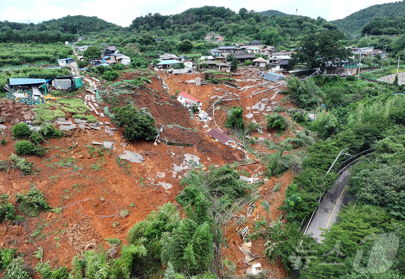 본문 이미지 - 20일 경남 산청군 생비량면 상능마을이 지난 19일 폭우로 인한 산사태가 발생해 마을에 토사가 쌓여 있다. 2025.7.20/뉴스1 ⓒ News1 김도우 기자