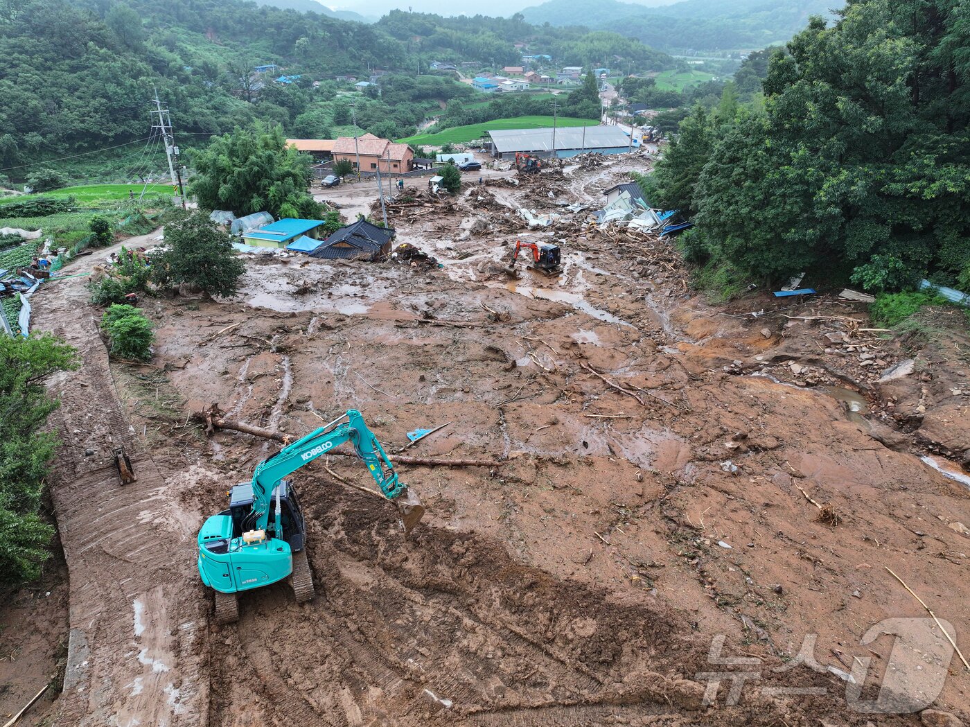 본문 이미지 - 20일 오전 경남 산청군 산청읍 부리 산사태 현장에서 관계자들이 복구 작업을 하고 있다. ⓒ News1 김도우 기자