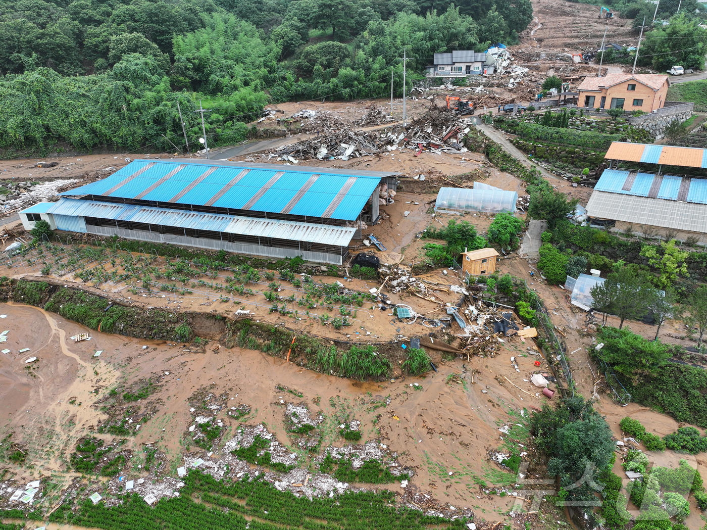 (산청=뉴스1) 김도우 기자 = 20일 오전 경남 산청군 산청읍 부리 산사태 현장에서 관계자들이 복구 작업을 하고 있다. 2025.7.20/뉴스1