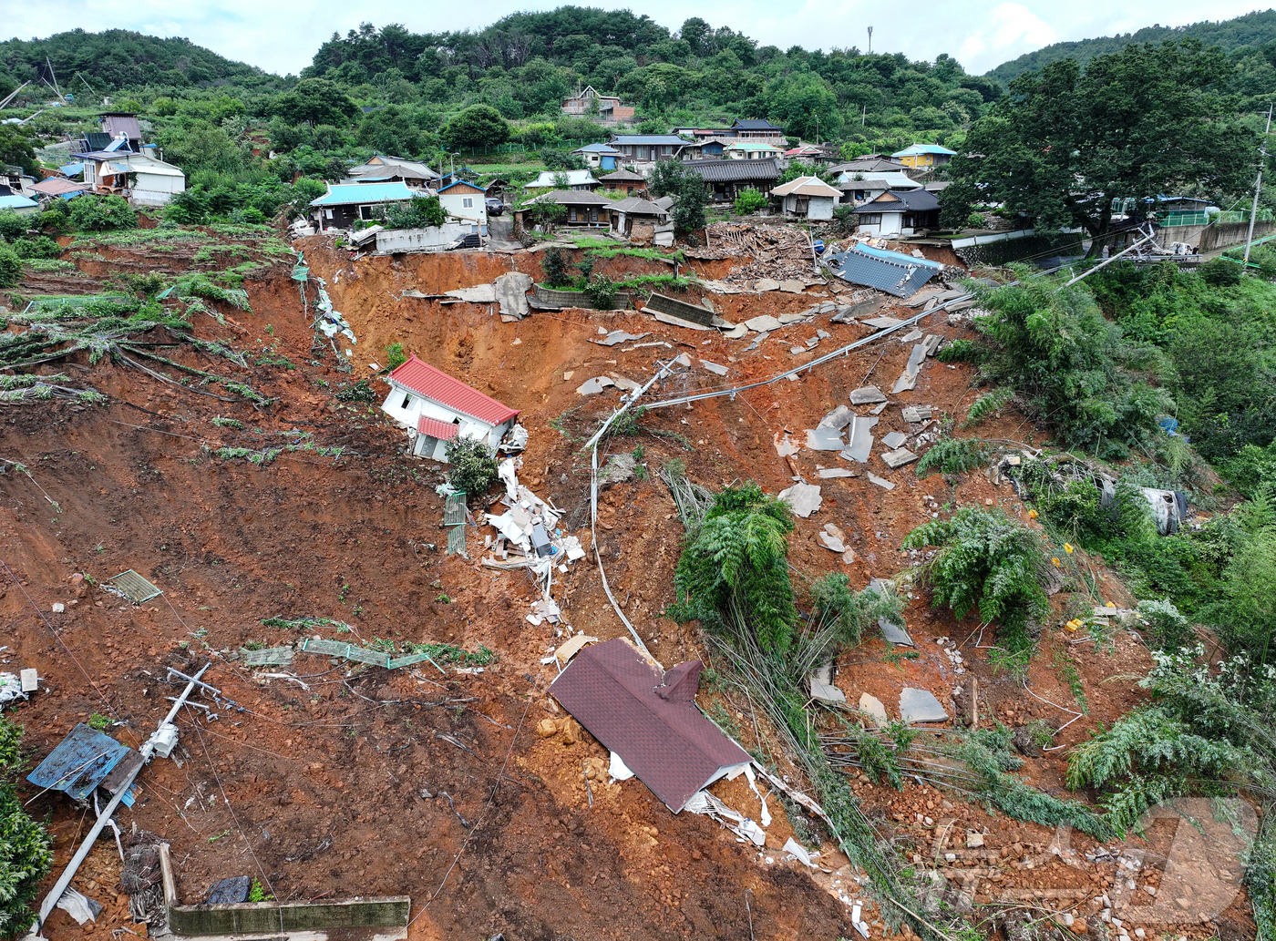 (산청=뉴스1) 김도우 기자 = 20일 경남 산청군 생비량면 상능마을이 지난 19일 폭우로 인한 산사태가 발생해 마을에 토사가 쌓여 있다. 2025.7.20/뉴스1
