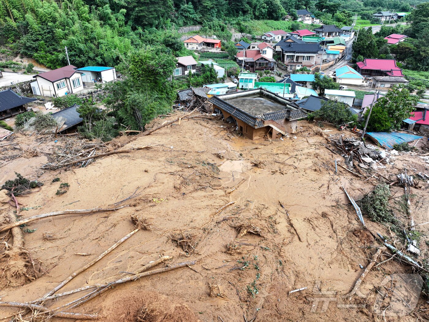 본문 이미지 - 20일 경남 산청군 단성면 내원마을에 산사태가 발생해 마을에 토사가 쌓여 있다. 2025.7.20/뉴스1 ⓒ News1 김도우 기자