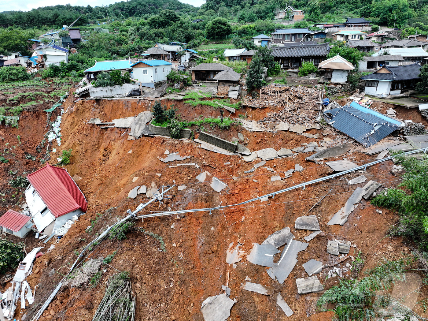 (산청=뉴스1) 김도우 기자 = 20일 경남 산청군 생비량면 상능마을이 지난 19일 폭우로 인한 산사태가 발생해 마을에 토사가 쌓여 있다. 2025.7.20/뉴스1