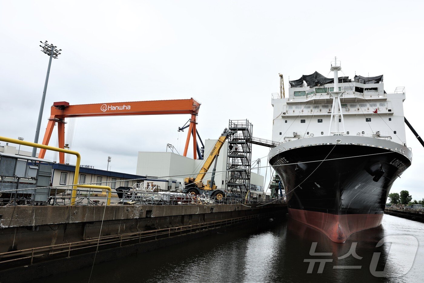 본문 이미지 - 지난 16일&#40;현지시간&#41; 한화필리십야드 5도크에서 국가안보다목적선박&#40;NSMV&#41;이 마무리 공정을 진행하고 있다. ⓒ News1 류정민 특파원