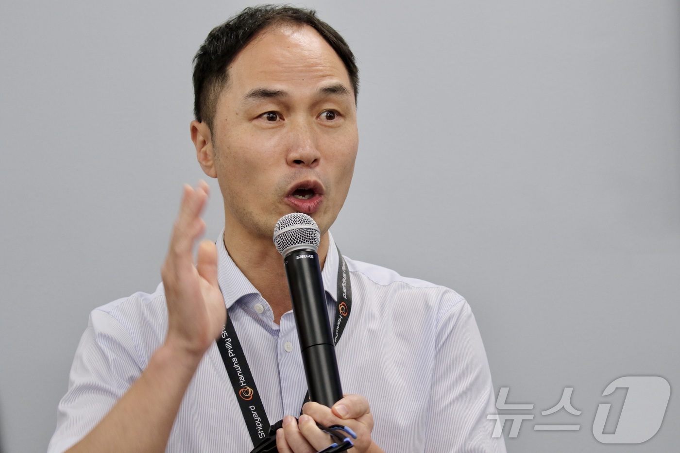 (워싱턴=뉴스1) 류정민 특파원 = 지난 16일(현지시간) 미국 펜실베이니아주 필라델피아 소재 한화필리십야드에서 이종무 조선소장이 회사 현황에 대해 브리핑을 진행하고 있다.