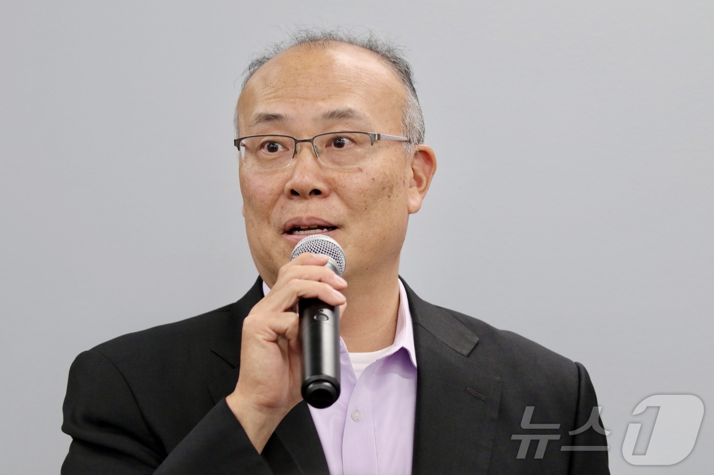 (워싱턴=뉴스1) 류정민 특파원 = 데이비드 김 한화필리십야드 대표가 16일(현지시간) 펜실베이니아주 필라델피아 소재 한화필리쉽야드에서 열린 미디어 데이 행사에서 기자들을 대상으로 …