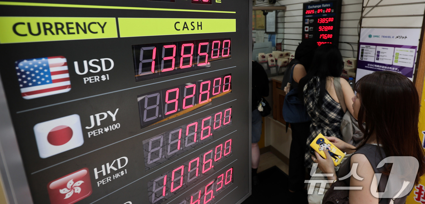 (서울=뉴스1) 박지혜 기자 = 원·달러 환율이 두 달 만에 다시 1400원선에 바짝 다가선 20일 서울 중구 명동의 환전소에 환율 시세가 표시되고 있다.달러 대비 원화 가치는 이 …