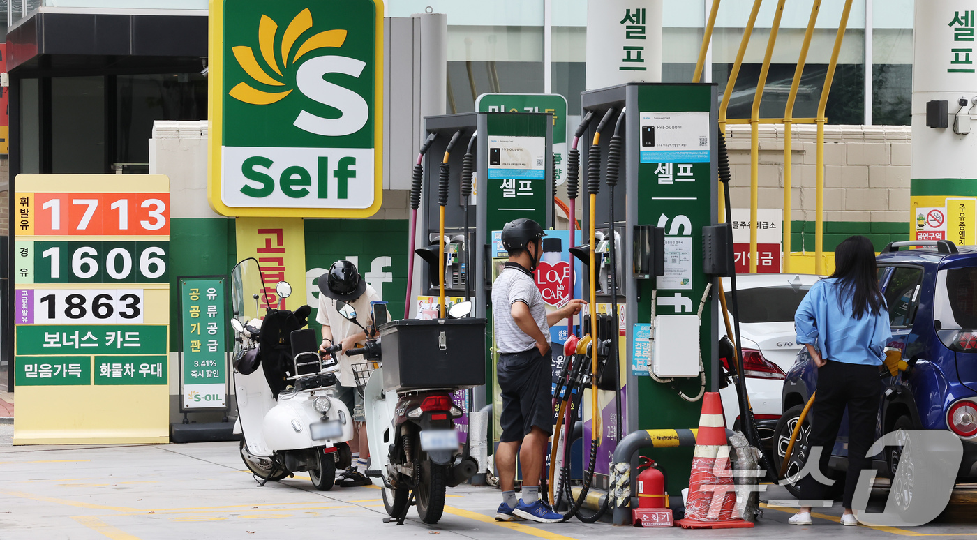 (서울=뉴스1) 장수영 기자 = 20일 서울시내 한 주유소를 찾은 시민들이 주유를 하고 있다.지난 19일 한국석유공사 유가정보시스템 오피넷에 따르면 7월 셋째 주 휘발유 평균 가격 …