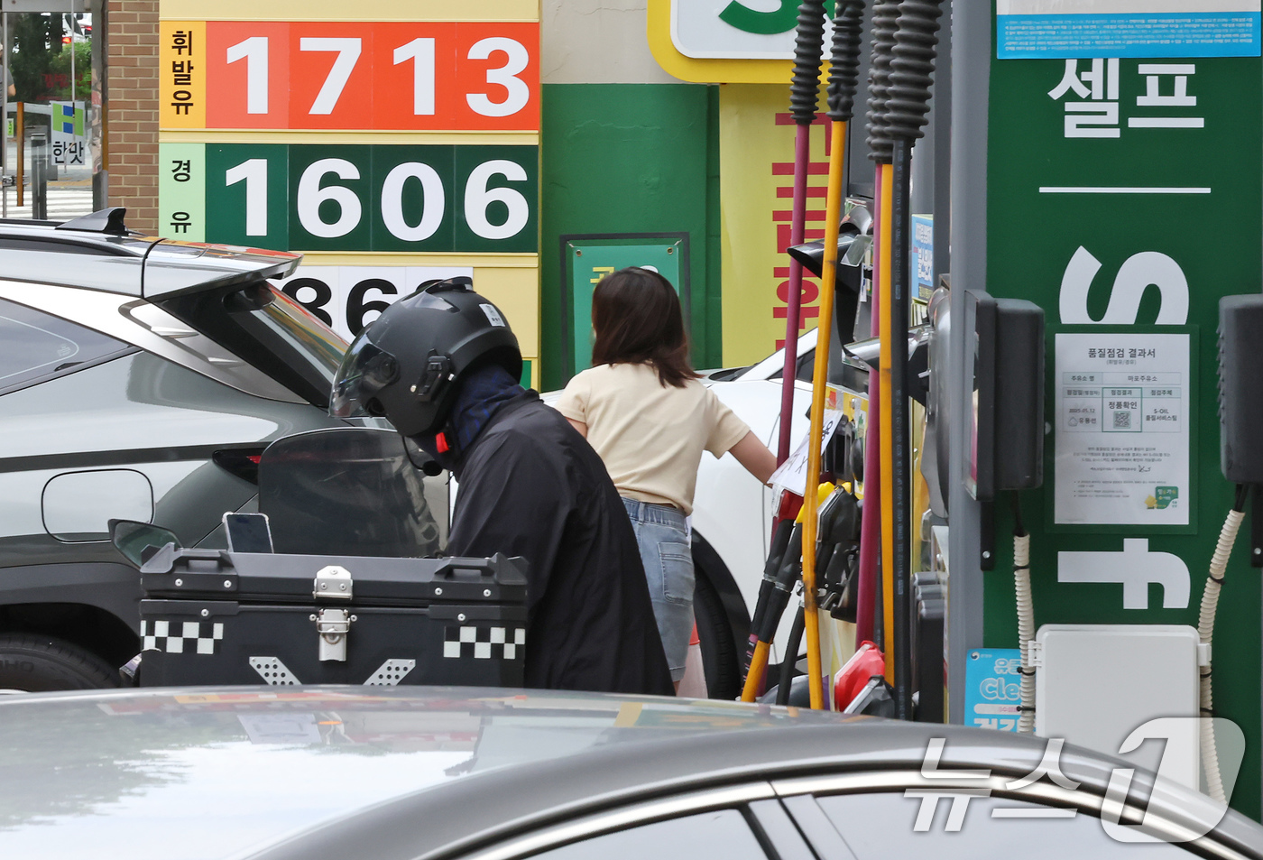 (서울=뉴스1) 장수영 기자 = 20일 서울시내 한 주유소를 찾은 시민들이 주유를 하고 있다.지난 19일 한국석유공사 유가정보시스템 오피넷에 따르면 7월 셋째 주 휘발유 평균 가격 …