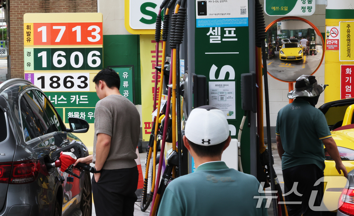(서울=뉴스1) 장수영 기자 = 20일 서울시내 한 주유소를 찾은 시민들이 주유를 하고 있다.지난 19일 한국석유공사 유가정보시스템 오피넷에 따르면 7월 셋째 주 휘발유 평균 가격 …